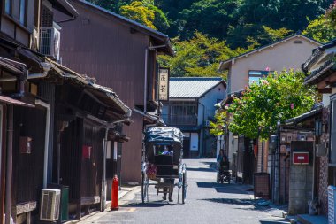 Geleneksel Japon caddesinin manzarası