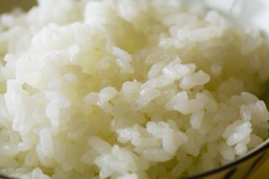 Kâsede taze pişmiş beyaz pirinç.