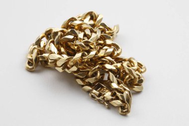 Beyaz zemin üzerinde altın zincir