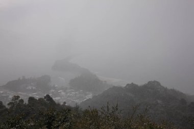 Sabah sisli dağların güzel manzarası 