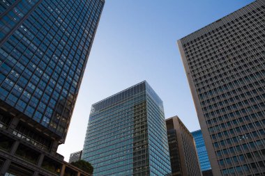 Yüksek binalar ve mavi gökyüzü - Shinjuku, Tokyo, Japonya Tokyo istasyonu