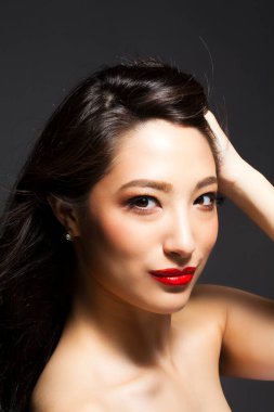 Temiz ciltli ve makyajlı Asyalı kadın portresi
