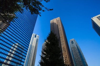 Modern şehirde alçak açılı gökdelenler