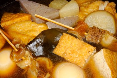 Lezzetli et suyunda kaynayan çeşitli Japon oden malzemeleri.