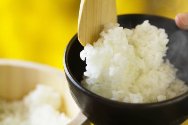 Eller pilavı kaşıkla kasede tutar. 