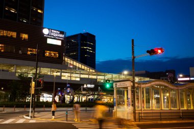 Akşamları modern şehirde gökdelenler 