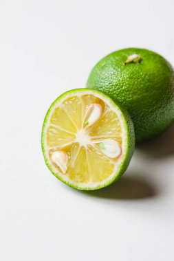 Beyaz arkaplanda taze limon