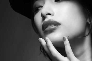 Şapkalı genç Asyalı kadın