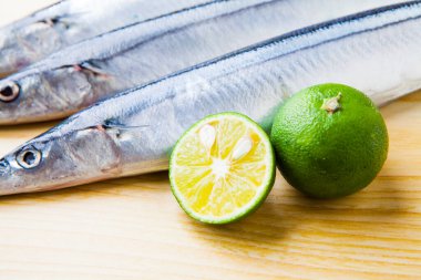 Tahta bir masada limonlu taze balık..