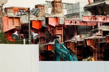 Açığa çıkan kirişleri ve makineleri gösteren yıkılmış bina yapısı