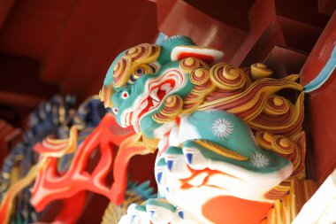 Atami 'deki Izusan Tapınağı' nda dekoratif oymalar, Shizuoka Bölgesi, Japonya.                    