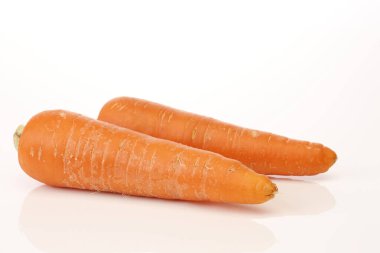 Beyaz arka planda taze havuç