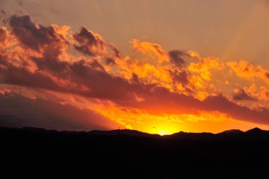 Güzel günbatımı gökyüzü Dağların üzerinde bulutlarla        