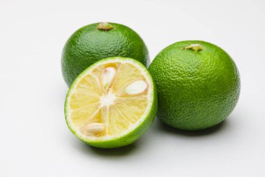 Beyaz arkaplanda taze limon