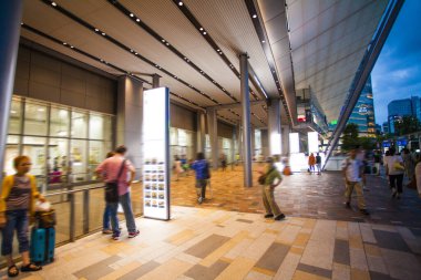 Chuo Ward, Tokyo 'da. Tokyo İstasyonu 'ndaki insanlar