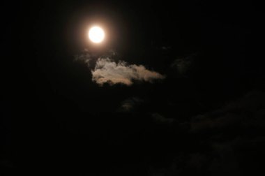 Dolunay var gecenin içinde Bulutlarla