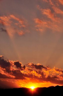 Güzel günbatımı gökyüzü Dağların üzerinde bulutlarla        