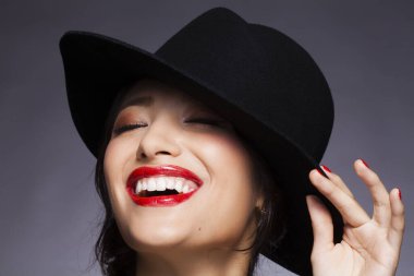 Stüdyoda şık makyajlı güzel Asyalı bir kadının yakın plan fotoğrafı.