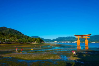 Itsukushima Tapınağı 'nın Hiroshima' daki Miyajima 'daki gövde kapısı.