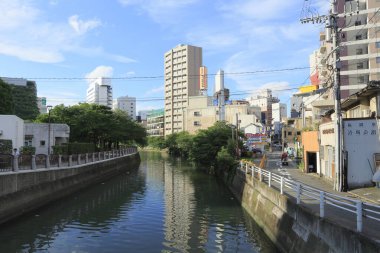 Canlı modern tasarım, geniş şehir görüşlerini parlak Japon gün ışığında şekillendirir..