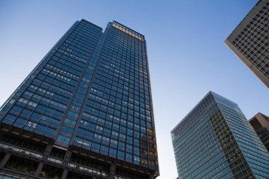 Yüksek binalar ve mavi gökyüzü - Shinjuku, Tokyo, Japonya Tokyo istasyonu