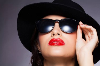 Stüdyoda şık makyajlı güzel Asyalı bir kadının yakın plan fotoğrafı.