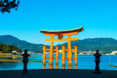 Itsukushima Tapınağı 'nın Hiroshima' daki Miyajima 'daki gövde kapısı.