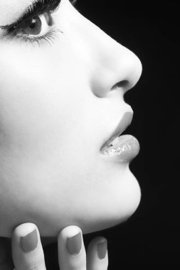 Güzel Asyalı kadın yüzü beyaz makyajlı ve gölgeli.