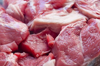 Taze çiğ et parçaları pişmeye hazır. 