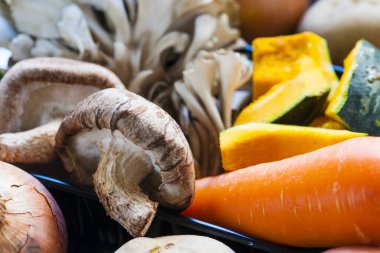 Sağlıklı yiyecek, çiğ taze sebze ve mantar.