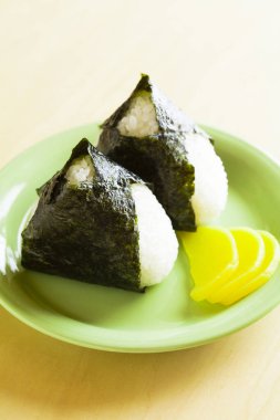 Onigiri, Japon yemeği, Japon pirinç topları, tabakta şekilli pirinç üçgeni. 