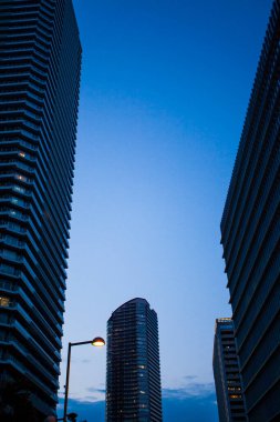 Modern şehirde alçak açılı gökdelenler