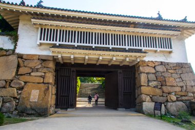 Taş kapı girişi tarihi kale sahasına açılıyor.