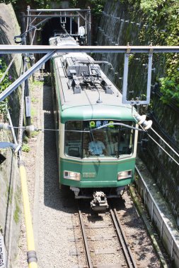 Kanagawa, Japonya - Japonya 'daki Kamakura Kokomae İstasyonu' nda tren.. 
