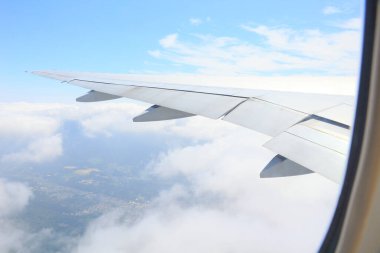 Gökyüzündeki uçak penceresinden ve kıyı arkaplanından görüntüle 