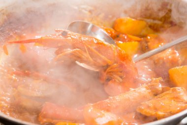 Kaynamış kırmızı karideslerin yakın görüntüsü 