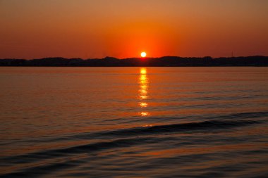 Güzel, parlak gün batımı gölü üzerinde