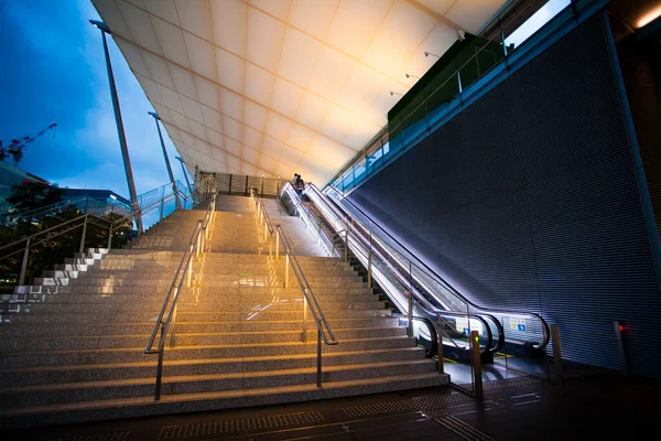 Chuo Ward Tóquio Escada Rolante Yaesu Pela Estação Tóquio Edifícios — Fotografia de Stock