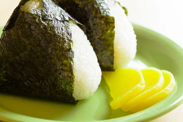 Onigiri Japanisches Essen Japanische Reisbällchen Geformtes Reisdreieck Auf Teller — Stockfoto
