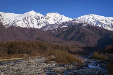 Kış mevsiminde kar nehri