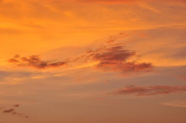 Güzel renkli günbatımı gökyüzü bulutlu     