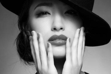 Güzel genç Asyalı kadın. Siyah - beyaz arkaplan ile portre