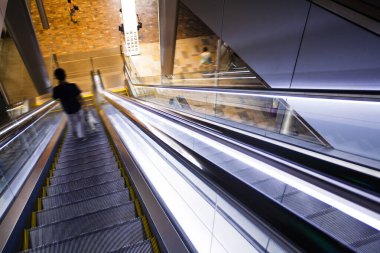 Chuo Ward, Tokyo 'da. Tokyo İstasyonu 'nun oradaki Yaesu' da yürüyen merdiven. İstasyonla bütünleşen binaların adı Gran Tokyo