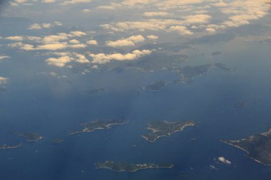 Manzaralı deniz kıyısındaki uçağın hava manzarası.                