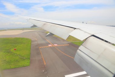 Uçak ve kanat havaalanına iniyor.  