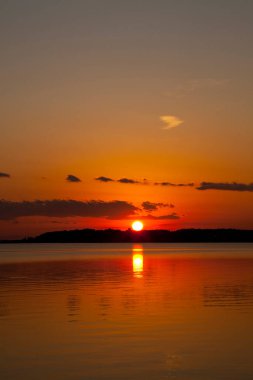Gölün üzerinde güzel bir gün batımı 