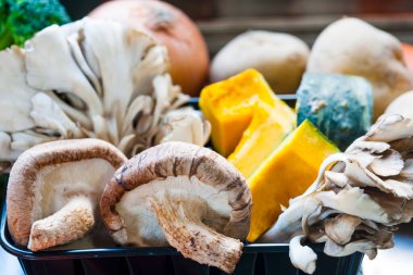 Sağlıklı yiyecek, çiğ taze sebze ve mantar.