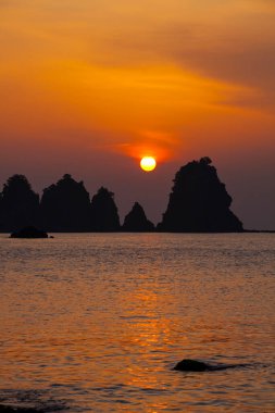 Denizin üzerinde güzel bir gün batımı