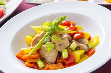 Taze sebzeli renkli tavuk salatası.