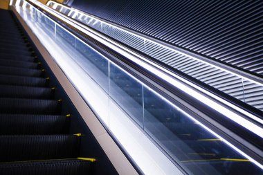 Chuo Ward, Tokyo 'da. Tokyo İstasyonu 'nun oradaki Yaesu' da yürüyen merdiven. İstasyonla bütünleşen binaların adı Gran Tokyo